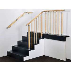 Schody z drewnianą balustradą i elementami ze stali nierdzewnej. Kategoria: Poręcze i balustrady.