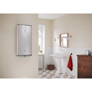 Srebrny bojler t.b.t. zamontowany na ścianie w łazience.