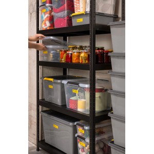 Regał z różnymi szarymi i przezroczystymi pojemnikami do przechowywania t.b.t.