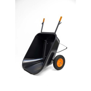 Czarna taczka z pomarańczowym kołem do prac ogrodowych.