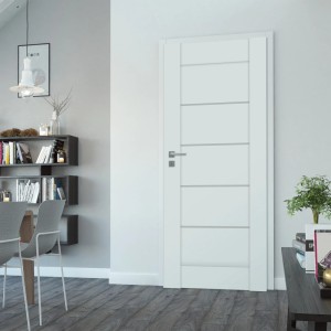 Białe drzwi wewnętrzne z pięcioma poziomymi panelami i srebrną klamką w nowoczesnym salonie.