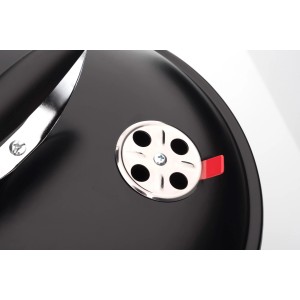 Zbliżenie: Grill węglowy Landmann Piccolino, regulator wentylacji na pokrywie.