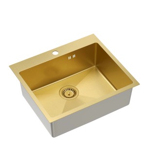 Złoty zlew ze stali nierdzewnej z armaturą odpływową.