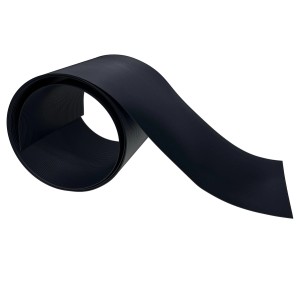 Ciemnoszara mata na ogrodzenie t.b.t. zwinięta, zbliżenie.