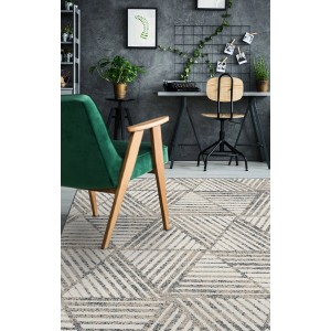 Wzorzysty dywan z trójkątnym wzorem w salonie.