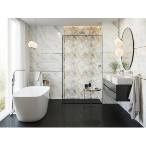 Nowoczesna łazienka z białymi marmurowymi płytkami ściennymi i ścianą akcentującą z motywem liści.
