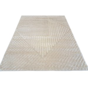 Beżowy dywan z krótkim włosiem o geometrycznym wzorze.