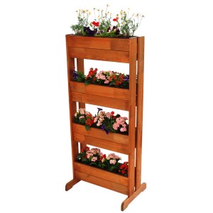 Drewniany kwietnik z 4 poziomami obsadzony kolorowymi kwiatami.