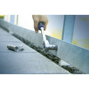 Adapter bitów LUX 6,3 mm (1/4) Comfort w użyciu z grzechotką przymocowaną do metalu.