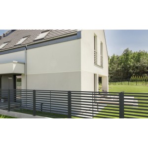 Nowoczesny dom z szarym metalowym ogrodzeniem. Prywatność i aranżacja ogrodu.