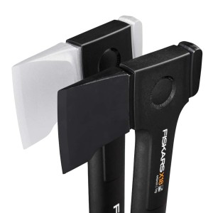 Siekiera rozłupująca Fiskars X-series X36, 91,5 cm, z czarną głowicą i osłoną ostrza.