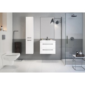 Nowoczesna łazienka z białą szafką wysoką i szafką umywalkową t.b.t.