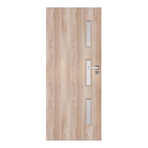 Jasne drewniane drzwi wewnętrzne z trzema wąskimi wstawkami szklanymi i srebrną klamką.