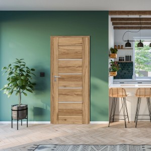 Nowoczesne drzwi wewnętrzne t.b.t. w drewnopodobnym wykończeniu z poziomymi elementami dekoracyjnymi.