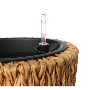 Zbliżenie doniczki t.b.t. ze wskaźnikiem poziomu wody.