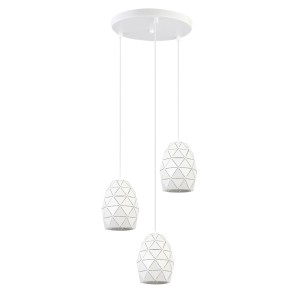 Biała lampa wisząca t.b.t. z trzema kloszami o geometrycznym wzorze.