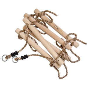 Drewniana drabinka do sprzętu zabawowego, z linami i metalowymi pierścieniami do mocowania.