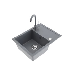 Szary zlewozmywak granitowy t.b.t. z baterią i ociekaczem.