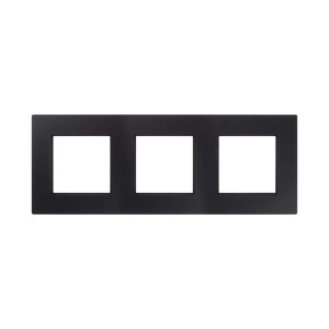 Czarna ramka t.b.t. na trzy włączniki/gniazda.