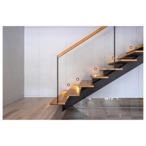 Schody z wbudowanymi oprawami LED t.b.t. do oświetlania stopni.