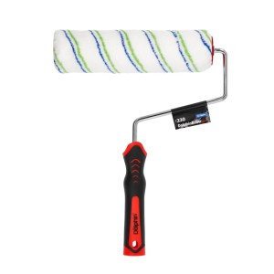 Wałek malarski t.b.t. z niebiesko-zielonymi paskami i czerwono-czarnym uchwytem.