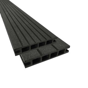 Ciemne deski tarasowe t.b.t. z rowkowaną powierzchnią i profilem komory powietrznej.