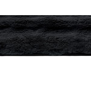 Zbliżenie na czarny, puszysty dywan shaggy.