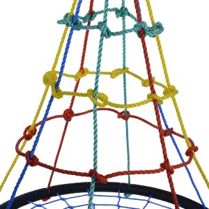 Zbliżenie kolorowej huśtawki t.b.t. z siatką sznurową.