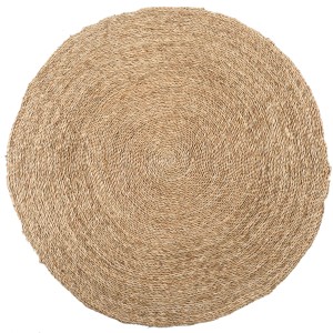 Okrągły dywan z włókien naturalnych, tkany spiralnie.