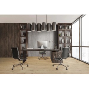 Biuro z jasną drewnianą podłogą i ciemnymi meblami, wyłożone panelami winylowymi.