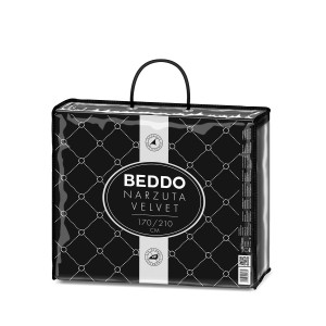 Zapakowana narzuta/koc t.b.t. w kolorze czarnym z wzorem w romby. Idealna do sypialni.