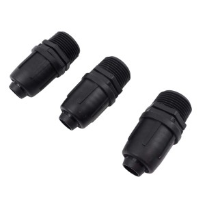 Trzy czarne złączki do nawadniania podziemnego.