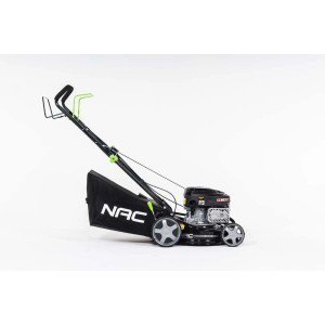 Kosiarka spalinowa NAC, czarna z koszem. Łatwa pielęgnacja trawnika.