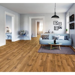 Pokój dzienny z wykładziną PCV t.b.t. imitującą drewno.