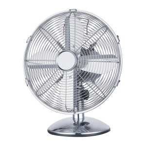 Chromowany wentylator stołowy dla przyjemnego powiewu.