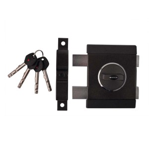 Czarny zamek do drzwi z kluczami i blachą zaczepową.