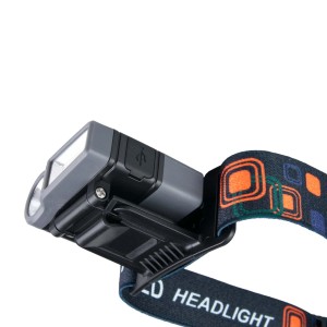 Zbliżenie: t.b.t. latarka czołowa z portem USB i regulowaną opaską.
