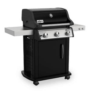 Czarny grill gazowy z półkami bocznymi i szafką. Idealny do grillowania na zewnątrz.