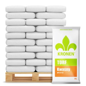 Paleta z ułożonymi workami torfu Kronen. Torf do ogrodu i roślin.