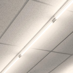 Jasna świetlówka liniowa t.b.t. na teksturowanym suficie.