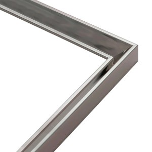 Zbliżenie: Rama lustra/Lustra do garderoby ze srebrną metalową ramą.