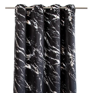 Czarna zasłona t.b.t. z marmurowym wzorem do dekoracji okien.