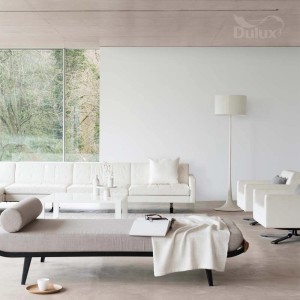 Jasny salon z białymi ścianami. Kolorowe farby do ścian t.b.t.