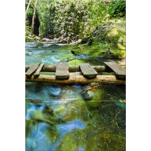 Płytka dekoracyjna z motywem strumienia i drewnianego mostu do dekoracji ścian.