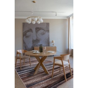 Dywan z krótkim włosiem t.b.t. z brązowymi paskami w jadalni.