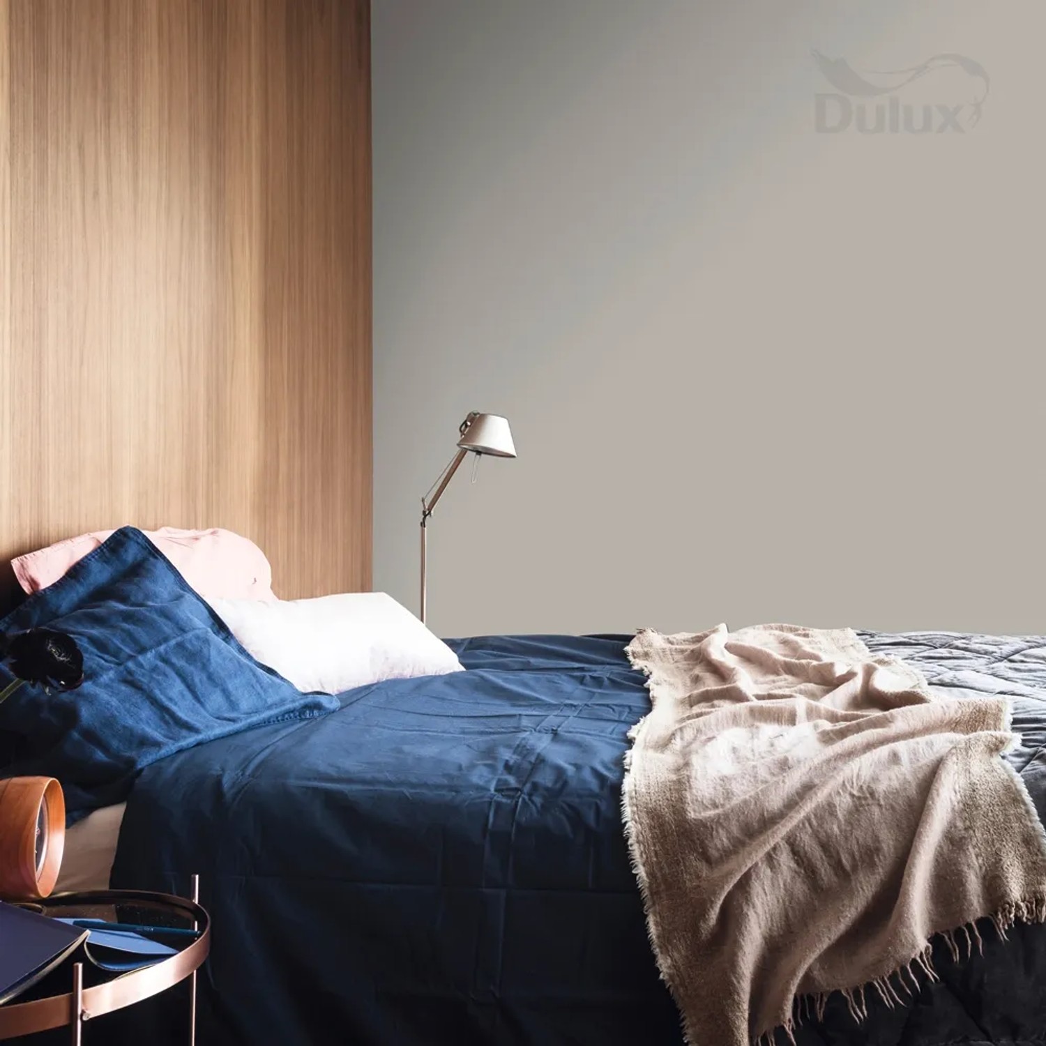 Szara farba do ścian Dulux w sypialni. Kolorowe farby do ścian dla przytulnej atmosfery.