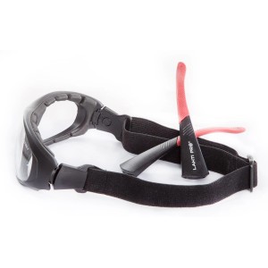 Okulary ochronne t.b.t. z czarną ramką i regulowanym paskiem.