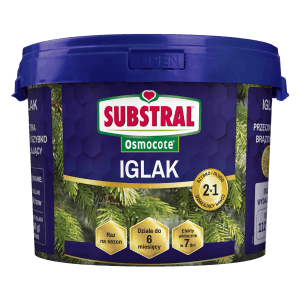 Niebieskie wiadro nawozu do iglaków Substral Osmocote Iglak dla zdrowych roślin zimozielonych.