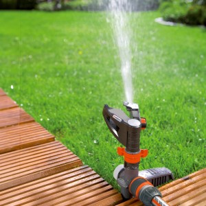 Zraszacz Gardena Comfort nawadnia trawnik. Zraszacz impulsowy, kołowy i sektorowy w użyciu.