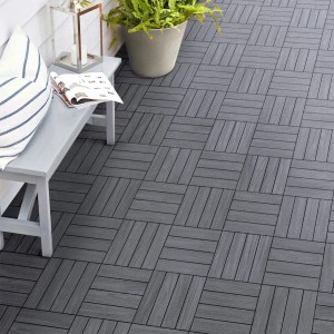 Szare podesty t.b.t. jako podłoga na zewnątrz, z ławką i dekoracją.